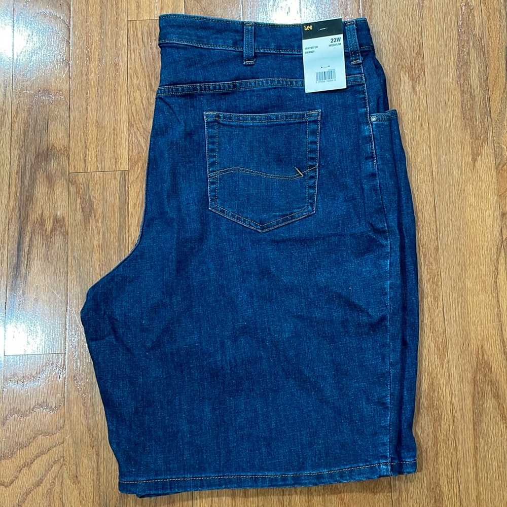 Lee Women NWT Size 22W Journey Jean Shorts Medium Wash Pockets